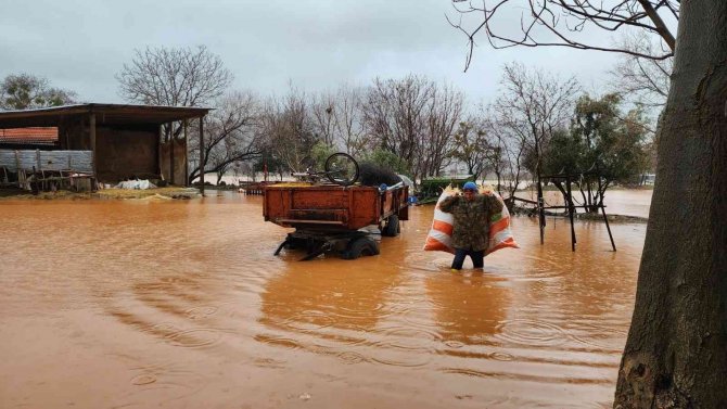 Burdur’da Sağanak Etkili Oldu, Evler Ve Araziler Sular Altında Kaldı