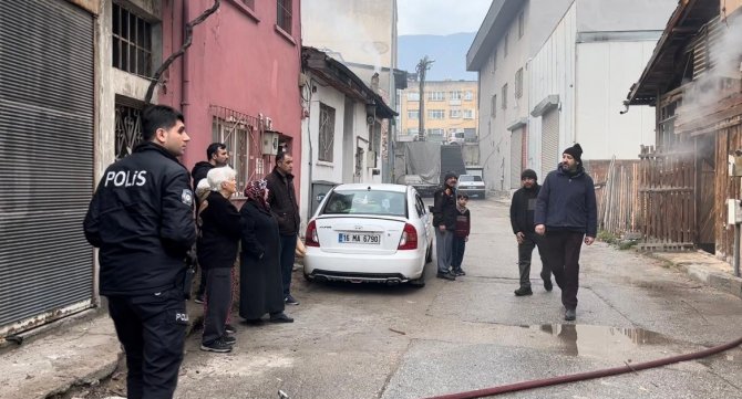 Bursa’da 3 Katlı Apartmanın Altında Bulunan Kereste Deposu Alev Alev Yandı