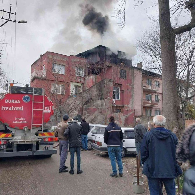 Çatı Katı Alevlere Teslim Oldu