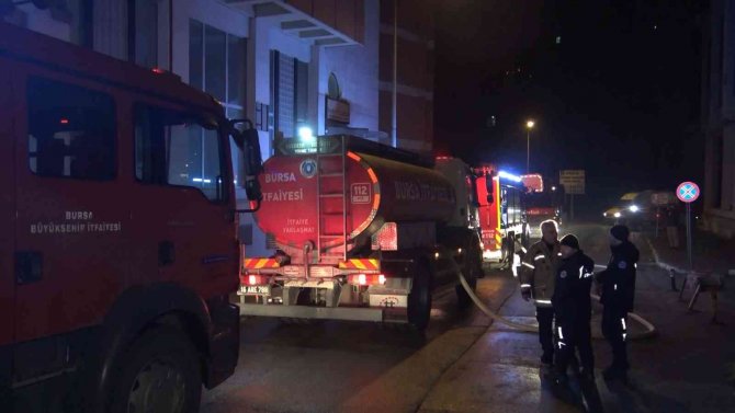 Bursa’da 7 Katlı Otoparkta Çıkan Yangında 3 Araç Kül Oldu