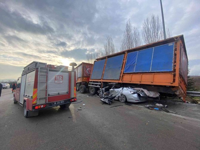 Bursa’da Akılalmaz Kaza : Tır’a Çarpan Otomobil, Dorsenin Altına Girdi : 1 Ölü