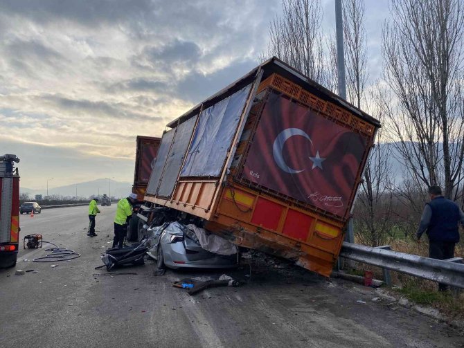Bursa’da Akılalmaz Kaza : Tır’a Çarpan Otomobil, Dorsenin Altına Girdi : 1 Ölü