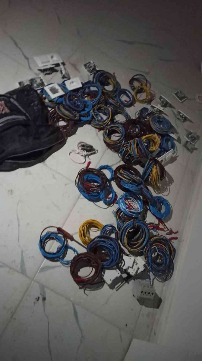 Şüpheli, Apartmanın Havalandırma Boşluğunda Yakalandı