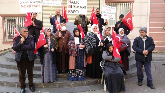 Evlat Nöbetindeki Baba: “Çocuklarımız Hdp İl Binasından Götürüldü”