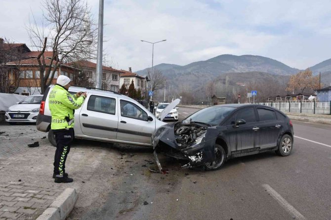 Otomobil Park Halindeki Araca Çarptı: 1 Yaralı