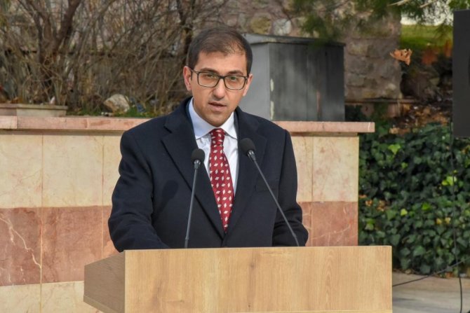 Rektör Beydemir Kitap Bağışında Bulundu