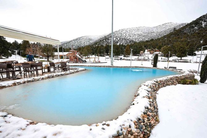 Teleferik Beyaza Büründü, Kayak Merkezinde Kar Kalınlığı 1 Metreyi Aştı
