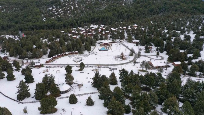 Teleferik Beyaza Büründü, Kayak Merkezinde Kar Kalınlığı 1 Metreyi Aştı