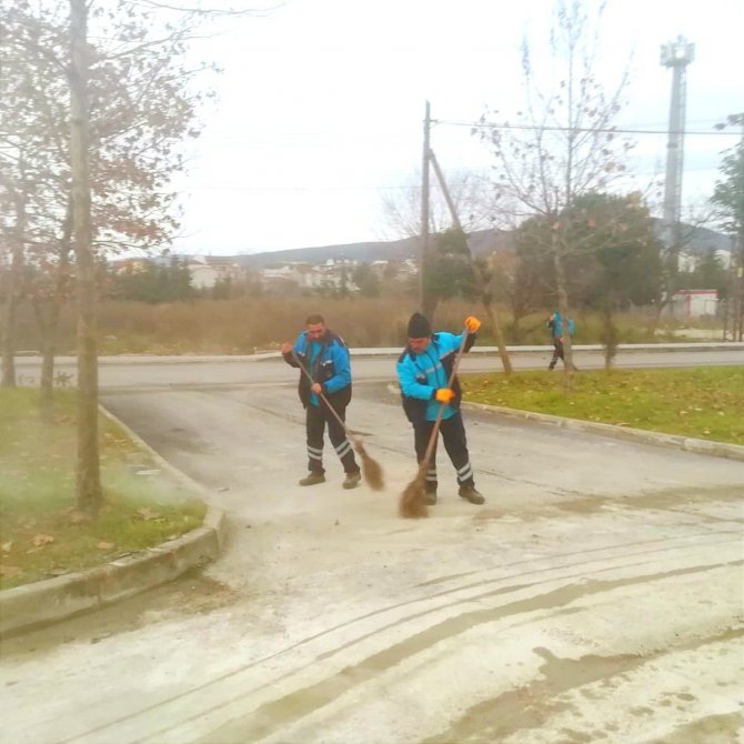 Derince’de Boş Araziler Temizlendi, Cadde Ve Sokaklar Pırıl Pırıl Oldu