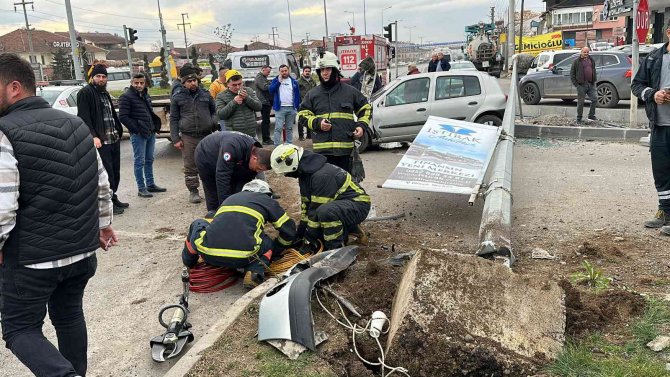 Kontrolden Çıkan Otomobil Aydınlatma Direğini Devirdi: 1 Yaralı