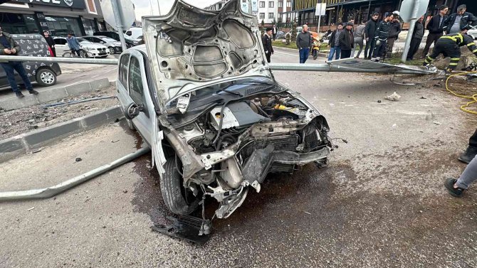 Kontrolden Çıkan Otomobil Aydınlatma Direğini Devirdi: 1 Yaralı