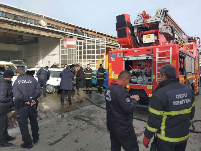 Sanayiye Tamire Getirilen Otomobil Alev Aldı