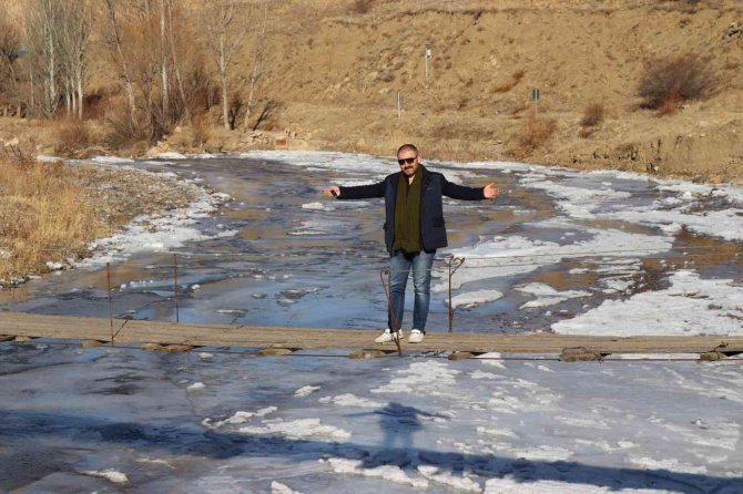 Oltu Çayı Buz Tuttu