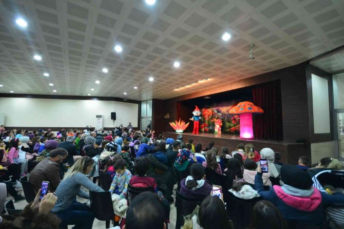 Gedizli Çocuklar ’Şirinler’ İle Eğlendi