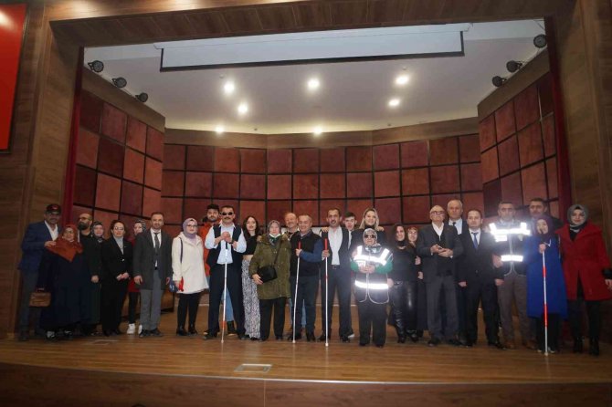 Görmeden Sahneye Çıktılar, Sahneledikleri Tiyatro Oyunuyla Dakikalarca Alkış Aldılar