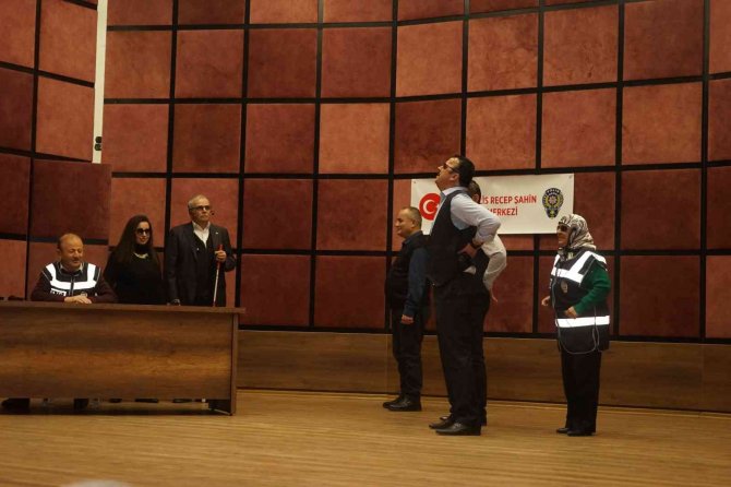 Görmeden Sahneye Çıktılar, Sahneledikleri Tiyatro Oyunuyla Dakikalarca Alkış Aldılar