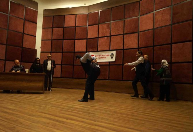 Görmeden Sahneye Çıktılar, Sahneledikleri Tiyatro Oyunuyla Dakikalarca Alkış Aldılar