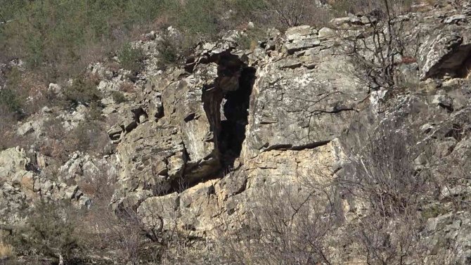 Gümüşhane-kürtün Karayolunda Yamaçlarda Bulunan Kayalar Faciaya Davetiye Çıkarıyor