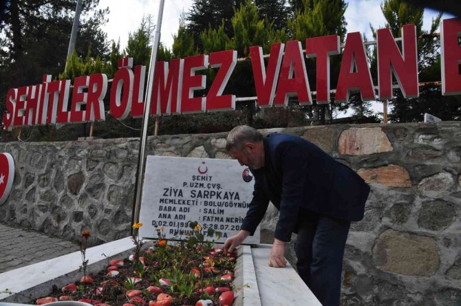 Şehit Babası, Haftada 3 Gün Oğlunun Mezarına Gidiyor