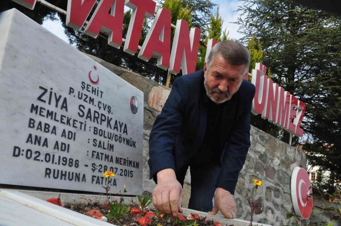 Şehit Babası, Haftada 3 Gün Oğlunun Mezarına Gidiyor