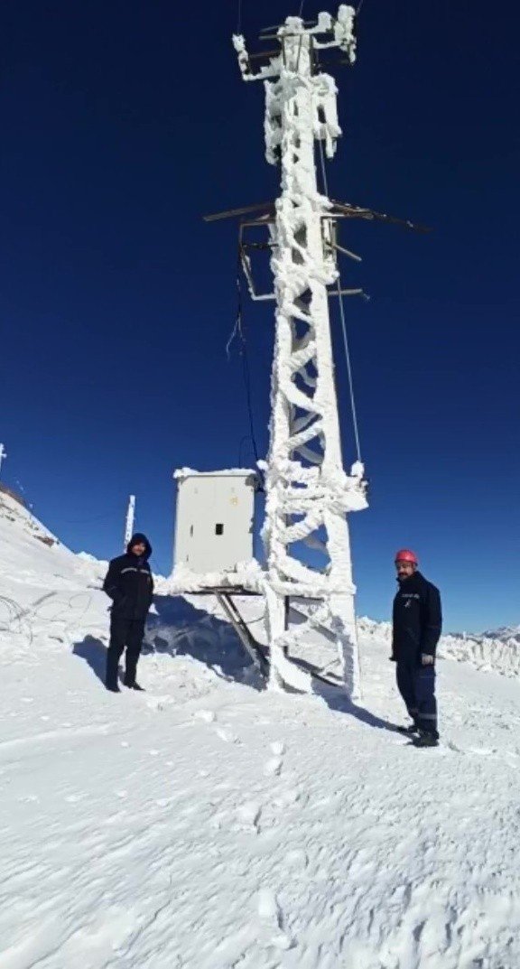 Yüksekova’da Sibirya Soğuklarını Aratmayan Görüntü: Elektrik Direkleri Buz Tuttu