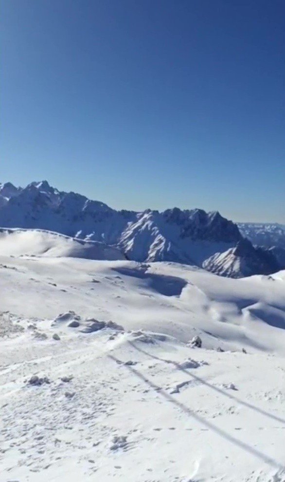 Yüksekova’da Sibirya Soğuklarını Aratmayan Görüntü: Elektrik Direkleri Buz Tuttu