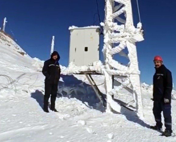 Yüksekova’da Sibirya Soğuklarını Aratmayan Görüntü: Elektrik Direkleri Buz Tuttu
