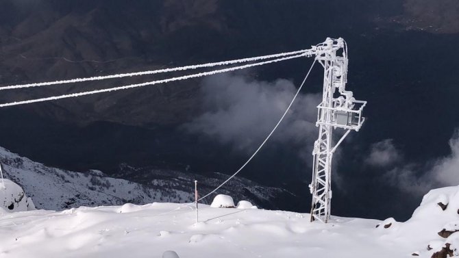 Üs Bölgelerde Elektrik Direkleri Buz Tuttu
