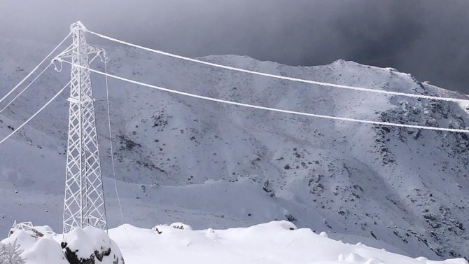 Üs Bölgelerde Elektrik Direkleri Buz Tuttu