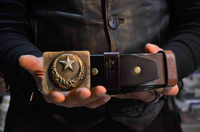 Osmanlı Döneminde Subayların Kullandığı Kemerleri Üretiyor