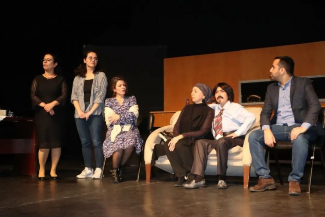 Hastane Çalışanlarının Tiyatro Oyunu İlgiyle İzlendi