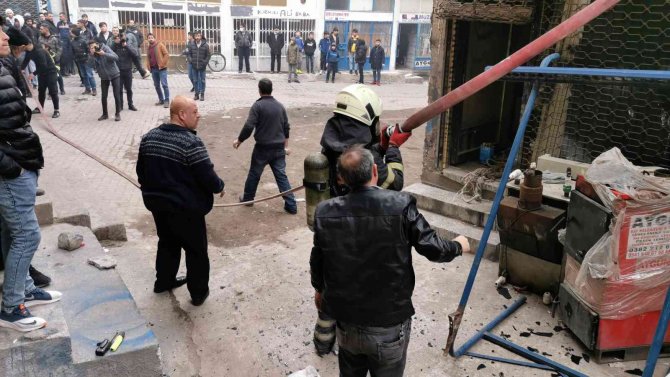 Depoda Çıkan Yangın İtfaiye Ve Vatandaş Seferberliğiyle Söndürüldü
