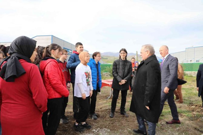 Başkan Demir, Öğrencilerin Sera Talebini Yerine Getirdi