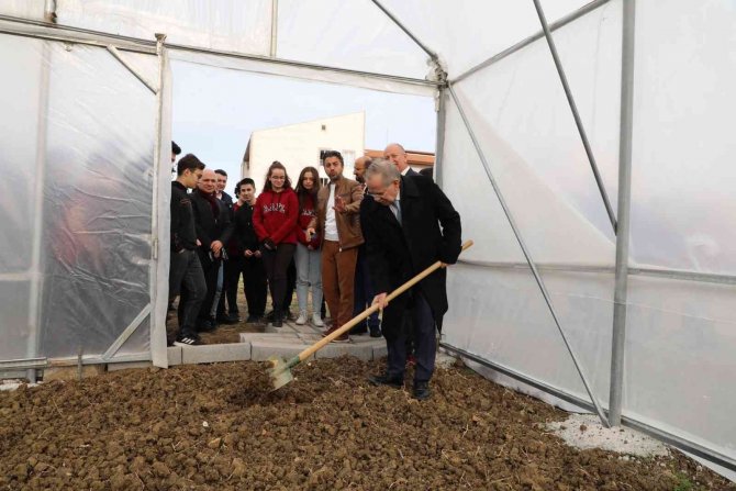 Başkan Demir, Öğrencilerin Sera Talebini Yerine Getirdi