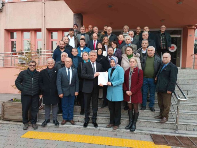 İ̇yi̇ Parti İ̇l Başkanı Yılmaz Mazbatasını Aldı