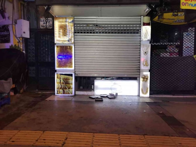İ̇zmir’de Kuyumcu Soygunu: 5 Bin Lira Değerinde Ziynet Eşyası Çalındı