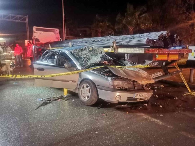 İ̇zmir’de Tıra Çarpan Otomobil Hurdaya Döndü: 1 Ölü