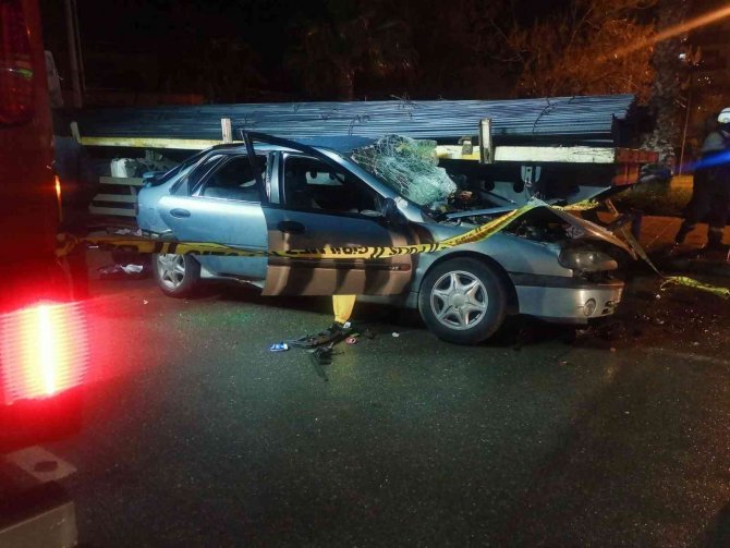 İ̇zmir’de Tıra Çarpan Otomobil Hurdaya Döndü: 1 Ölü