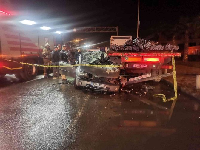 İ̇zmir’de Tıra Çarpan Otomobil Hurdaya Döndü: 1 Ölü