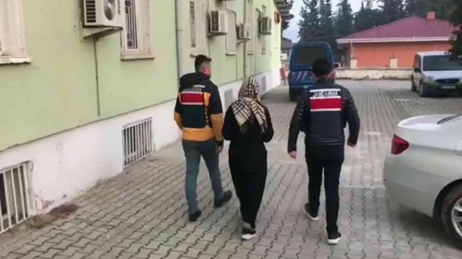 Evine Girmeye Çalışan Hırsızı Kapı Deliğinden Görüntüledi