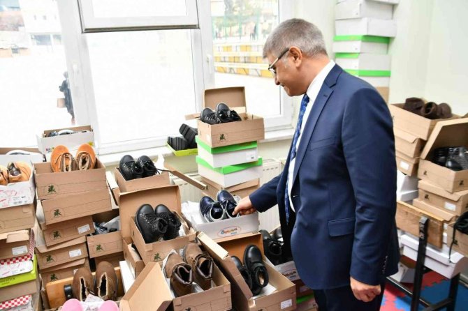Öğrencilere Mont Ve Bot Hediye Edildi