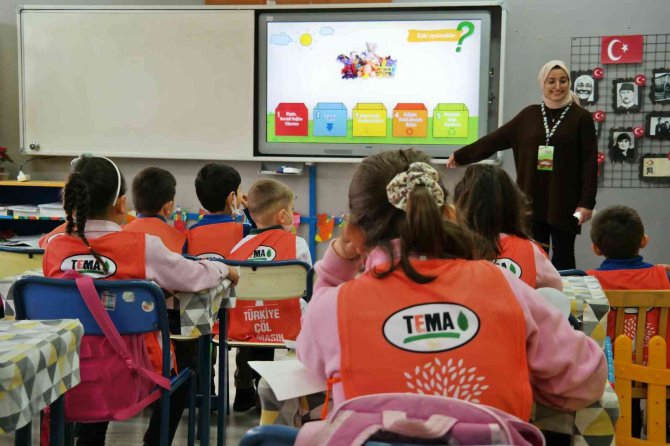 Üniversite Öğrencileri, Hazırladıkları Geri Dönüşüm Projesiyle Köy Okulundaki Çocukların Yüzünü Güldürdü