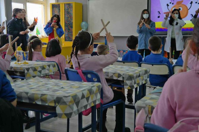 Üniversite Öğrencileri, Hazırladıkları Geri Dönüşüm Projesiyle Köy Okulundaki Çocukların Yüzünü Güldürdü