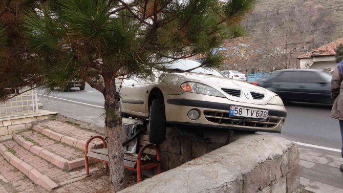 Yoldan Çıkan Otomobil Yayalara Çarptı: 2 Yaralı