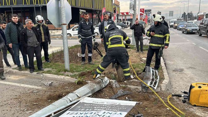 Kontrolden Çıkan Otomobil Aydınlatma Direğini Devirdi: 1 Yaralı