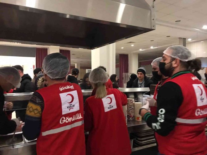 Kızılay’dan Öğrencilere Çorba İkramında