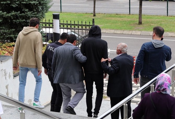 Öldürülen Kardeşinin Duruşmasında Tercümanı Jiletle Yaralamıştı, Hakim Karşısına Çıktı