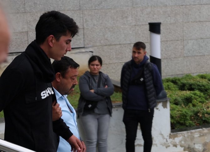 Öldürülen Kardeşinin Duruşmasında Tercümanı Jiletle Yaralamıştı, Hakim Karşısına Çıktı