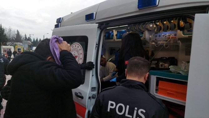 Adliye Önü Karıştı: Davalık Olan Aileler Birbirlerine Girdi, 2 Kişi Bıçaklandı