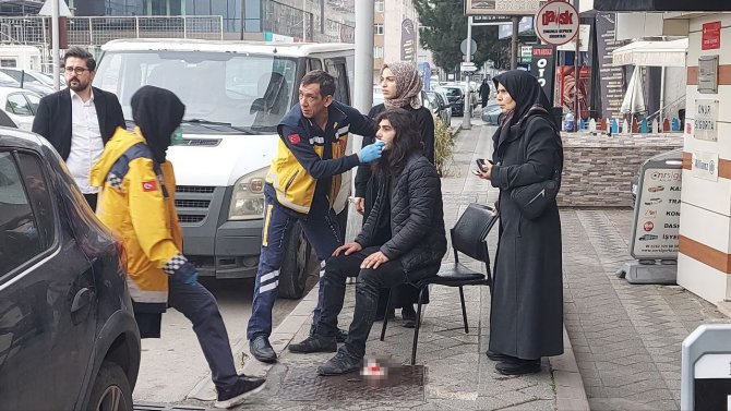 Adliye Önü Karıştı: Davalık Olan Aileler Birbirlerine Girdi, 2 Kişi Bıçaklandı
